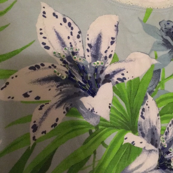 NWOT Blue Hawaii flower t-shirt - Picture 2 of 4